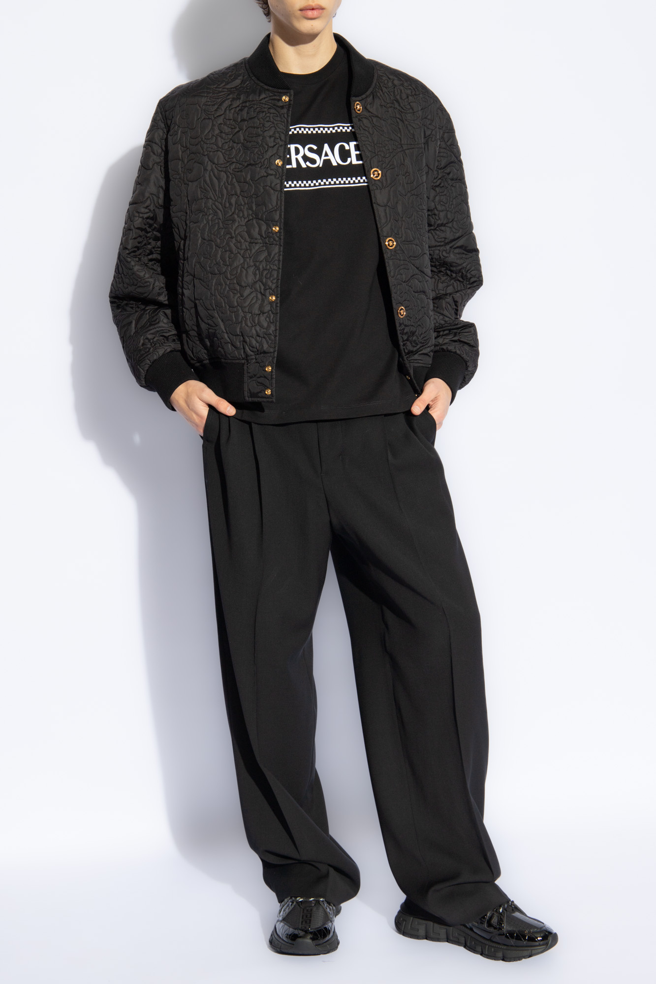 Tシャツ・カットソー VERSACE Men Tops 10116941A08584 1B000 Black Embroidered '90s Vintage Logo T-Shirt Black | VERSACE US